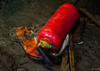 Un bărbat de 47 de ani și-a pierdut viața într-un incendiu, încercând să se salveze dintr-un apartament cuprins de fum