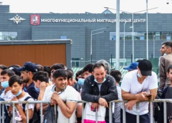 Путин продлил для мигрантов срок легализации в России