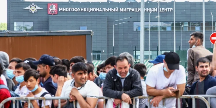 Путин продлил для мигрантов срок легализации в России