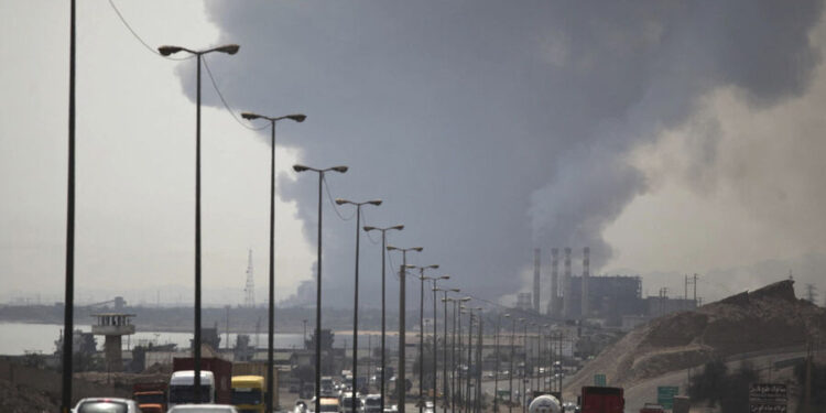 Число пострадавших при взрыве в иранском порту превысило 400