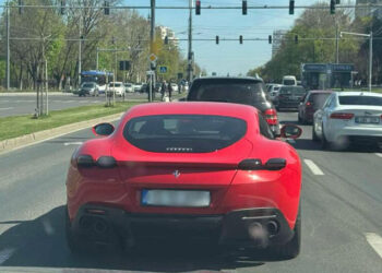 Un Ferrari de lux, surprins pe străzile Chișinăului