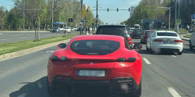 Un Ferrari de lux, surprins pe străzile Chișinăului