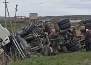 Accident în nordul țării: Autocisternă răsturnată, un rănit