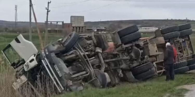 Accident în nordul țării: Autocisternă răsturnată, un rănit