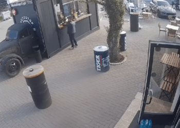 Tânăr surprins furând bacșișul de la o gheretă din Chișinău