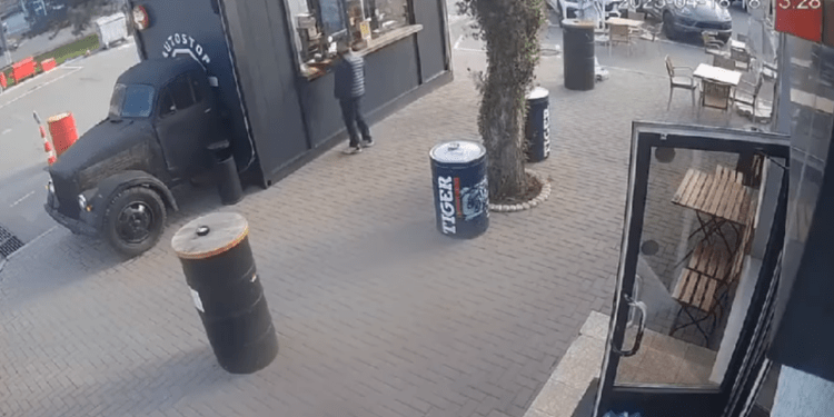 Tânăr surprins furând bacșișul de la o gheretă din Chișinău