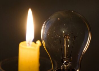 Stingeți lumina: PAS oferă compensații pentru curent, în loc de investiții pe baza de credite |VIDEO