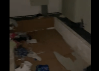 Dezastru în subsolul unui bloc din Chișinău, invadat de oameni ai străzii