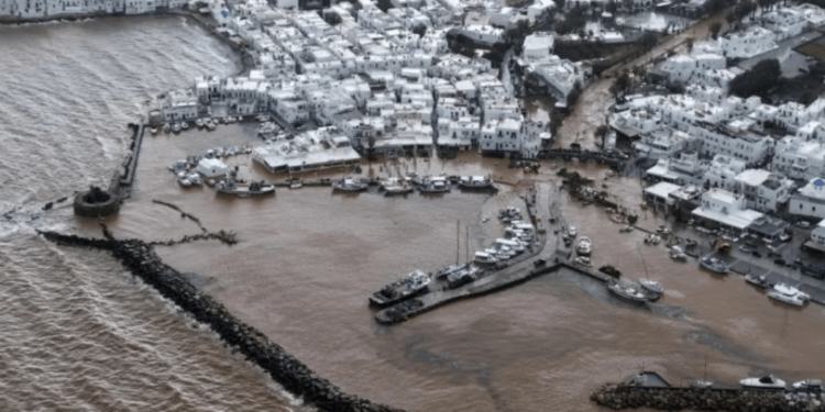 Paros și Mykonos, sub ape: Cod roșu de ploi torențiale și inundații