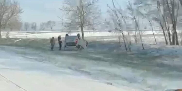 Accident la Gordinești din cauza zăpezii căzute în aprilie: un șofer s-a răsturnat cu mașina