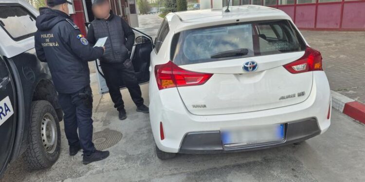 Autoturism furat din Italia, descoperit la frontiera Stânca