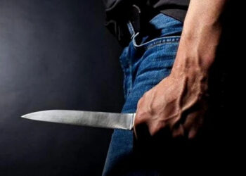 Tată reținut după ce și-a înjunghiat fiul în gât