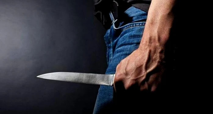 Tată reținut după ce și-a înjunghiat fiul în gât