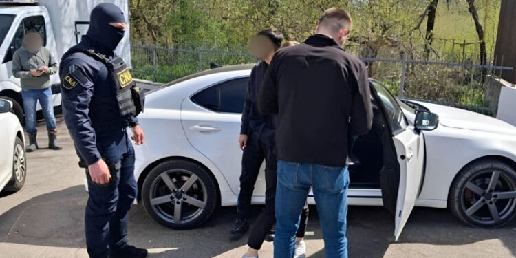 Doi polițiști de patrulare și un intermediar, reținuți de CNA pentru o mită de 60.000 de lei