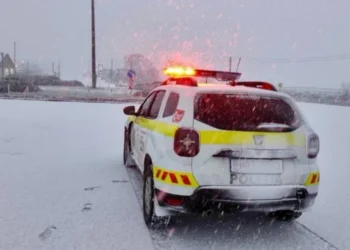 Zăpadă în nordul țării: poliția le cere șoferilor prudență pe drumuri