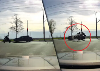 Momentul în care un motociclist se lovește cu viteză într-o mașină