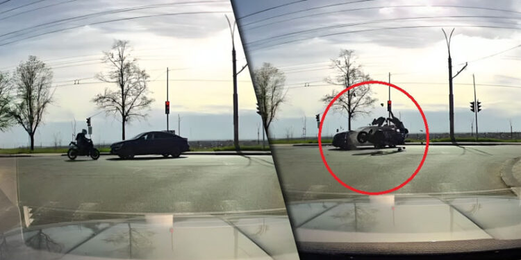 Momentul în care un motociclist se lovește cu viteză într-o mașină
