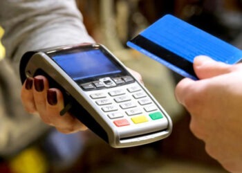 Banii de pe card vor putea fi retrași direct din magazine, în lipsa bancomatelor