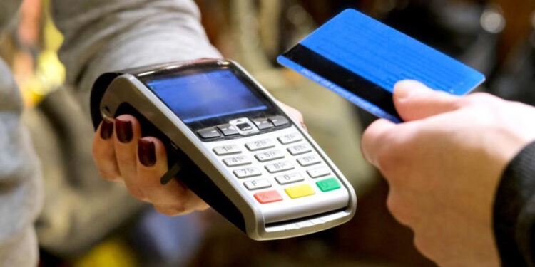 Banii de pe card vor putea fi retrași direct din magazine, în lipsa bancomatelor