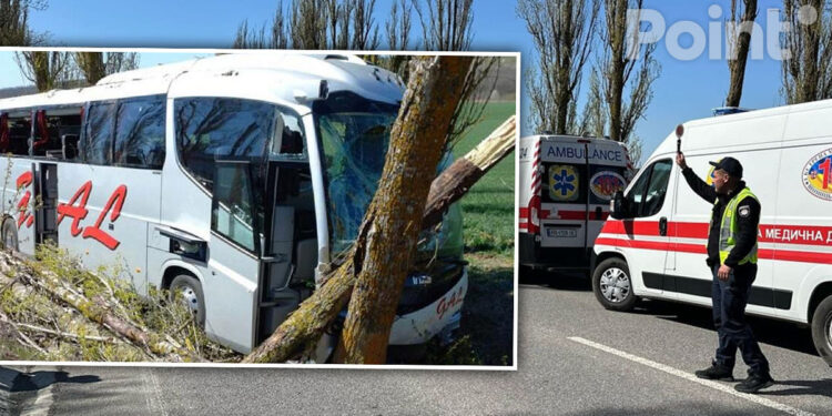 Șoferul unui autobuz din Moldova a provocat un accident în Ucraina: Șapte persoane au fost rănite