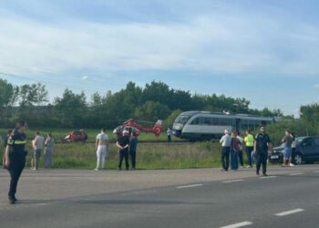 Un bărbat şi soţia sa au murit loviți de tren, după ce motorul maşinii în care se aflau s-ar fi oprit pe linia ferată