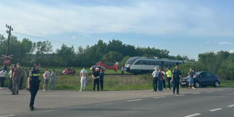 Un bărbat şi soţia sa au murit loviți de tren, după ce motorul maşinii în care se aflau s-ar fi oprit pe linia ferată