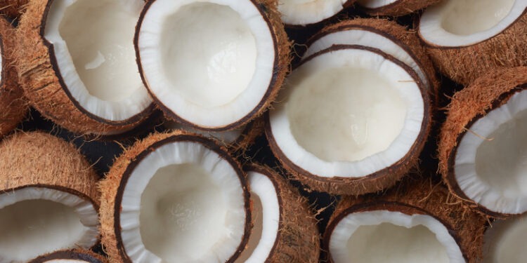 Nuca de cocos s-a scumpit din cauza stocurilor reduse: „A devenit o raritate”. Producătorii iau în calcul restricții la export