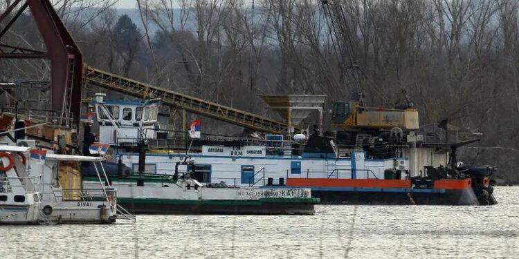 Тысячи литров нефти попали в Дунай во время перекачки