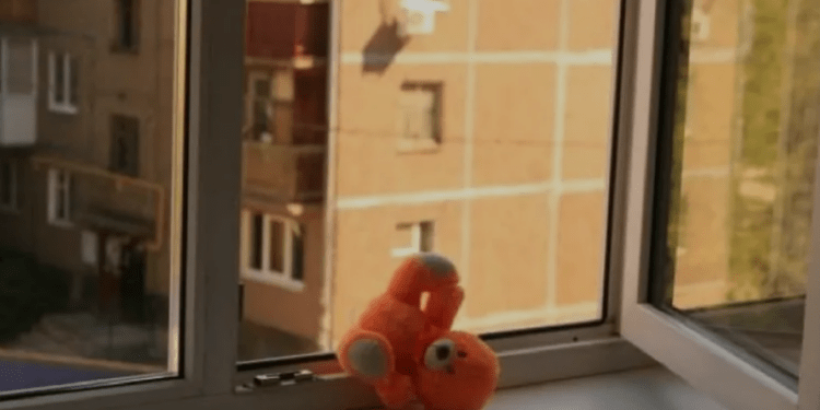 Tragedie în Chișinău: un copil de 4 ani a căzut de la etajul 2 al unui bloc de locuit