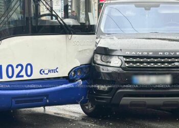 Accident în centrul capitalei: Troleibuz și Land Rover colizionează pe Ștefan cel Mare