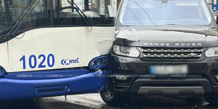 Accident în centrul capitalei: Troleibuz și Land Rover colizionează pe Ștefan cel Mare