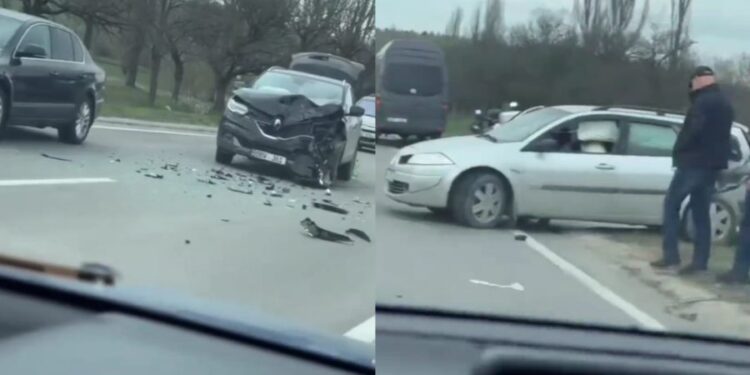 Accident la Sîngerei. Două mașini s-au lovit violent