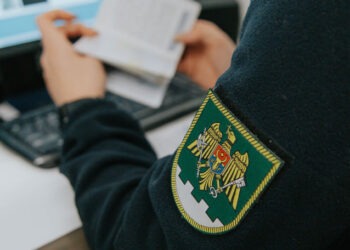 12 cazuri de documente falsificate depistate de polițiștii de frontieră