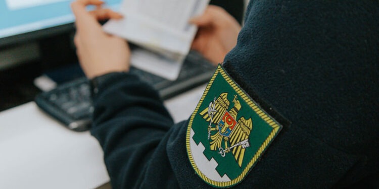 12 cazuri de documente falsificate depistate de polițiștii de frontieră