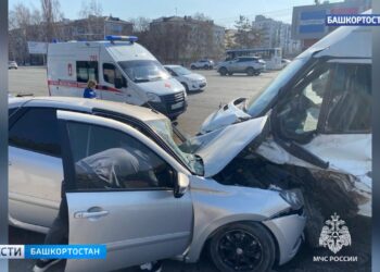 В Уфе маршрутка с пассажирами протаранила несколько легковых автомобилей.