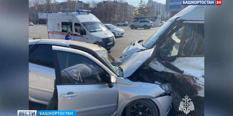 В Уфе маршрутка с пассажирами протаранила несколько легковых автомобилей.