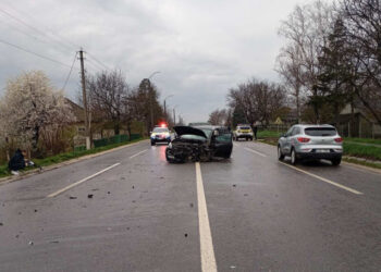 Accident matinal în Sângerei: Coliziune între un camion și un Nissan