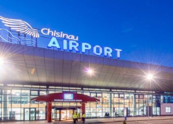 Polițist de frontieră a refuzat o mită de 2.500 de dolari pe Aeroportul Chișinău