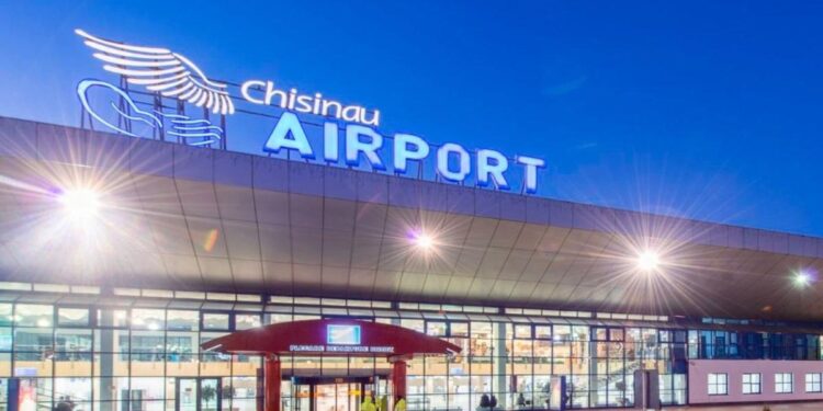 Polițist de frontieră a refuzat o mită de 2.500 de dolari pe Aeroportul Chișinău