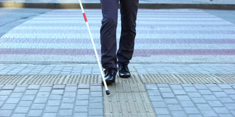 Inteligența artificială vine în ajutorul nevăzătorilor: Dispozitivul care i-ar putea ajuta să se descurce fără baston