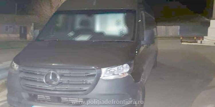 Poliția de frontieră cercetează un moldovean depistat conducând ilegal