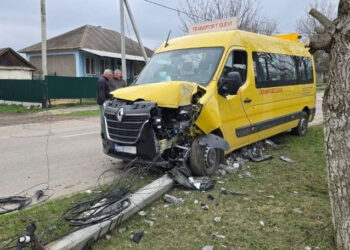 Microbuz școlar din Ocnița implicat într-un accident rutier