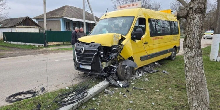 Microbuz școlar din Ocnița implicat într-un accident rutier