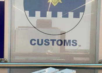 O moldoveancă, prinsă cu bagajul plin de țigări la Aeroportul Chișinău