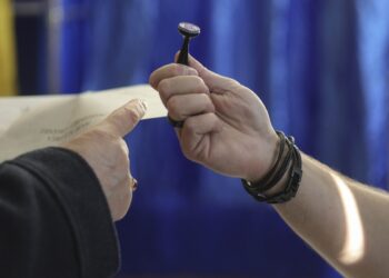 Judecătorii din România au suspendat decizia CCR de anulare a alegerilor:  Decizia înseamnă ‘Turul II înapoi’