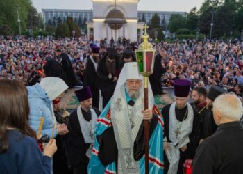 Тысячи людей приветствовали Благодатный огонь в церквях Молдовы. Среди них депутаты Блока „Победа”, но ни одного представителя власти