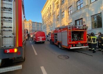 Более 30 человек эвакуировали из российского вуза в связи с пожаром