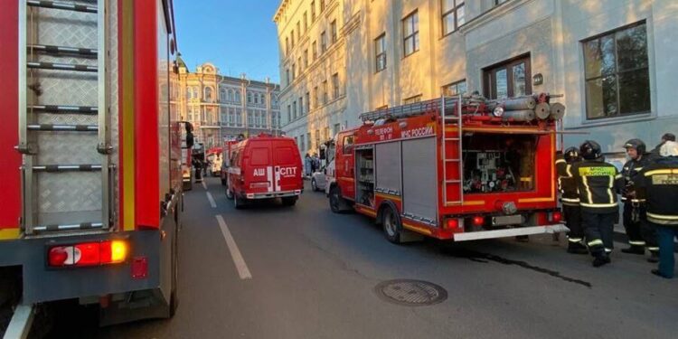 Более 30 человек эвакуировали из российского вуза в связи с пожаром