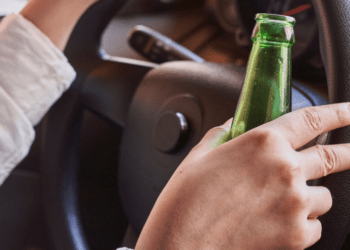 Un bărbat de 54 de ani a fost oprit de poliție pentru conducere sub influența alcoolului