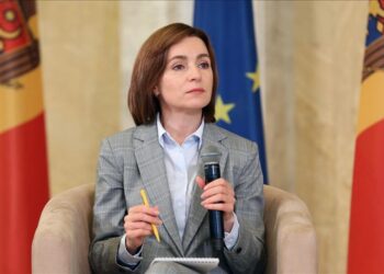 Речь Санду в парламенте. Желтые тюльпаны, бурные овации и предвыборные страшилки